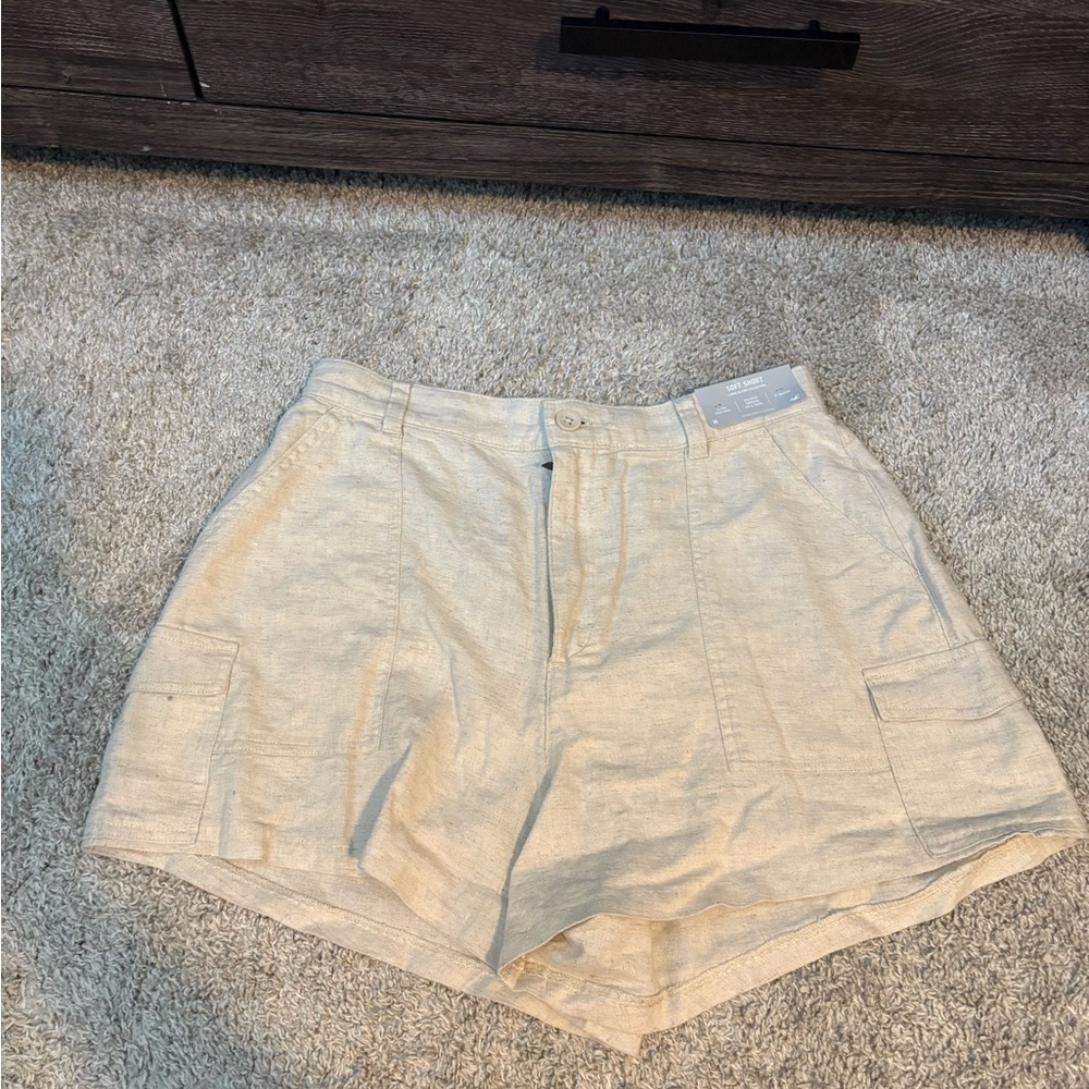 Hollister Women's Cream Cargo Shorts